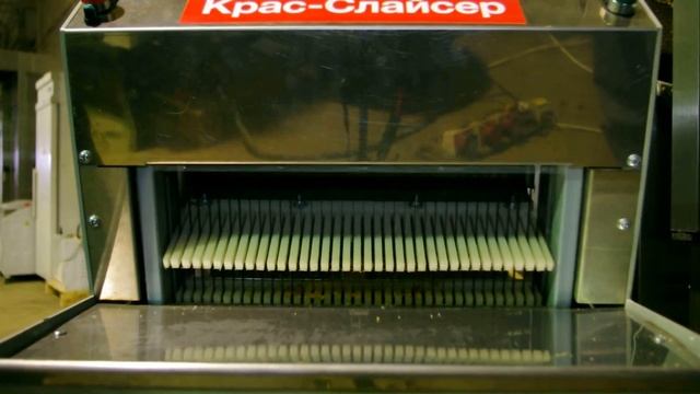 Нарезка хлеба второго сорта промышленной хлеборезкой КРАС-СЛАЙСЕР смотреть онлайн