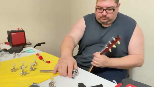 Locking tuner install on the 50s Les Paul standard смотреть онлайн
