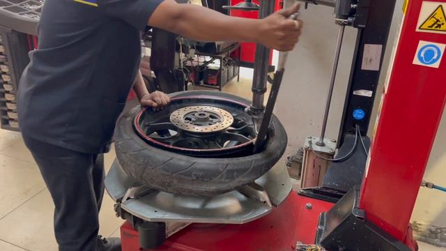 New Pirelli Diablo Rosso 3 for my Yamaha R3🔥| Nikansi getting her new Heels 👠 смотреть онлайн