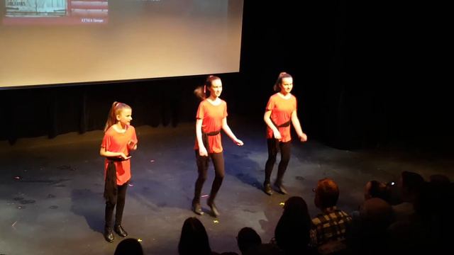 Isabella, Sofia, and Olivia dancing to Draggers Reel смотреть онлайн