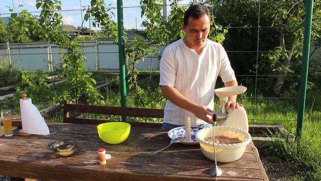 Колбаски домашние на мангале! Очень вкусно и сочно! смотреть онлайн