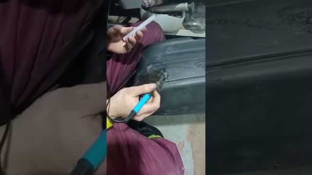 КАК ЗАПАЯТЬ БАМПЕР КЛЕЕВЫМИ СТЕРЖНЯМИ смотреть онлайн