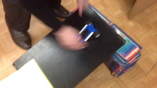 Тележка с большими колесами с двумя грузами, с путем пройденному по пандусу без покрытия смотреть онлайн