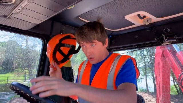 Трактор сломался! Алекс помогает папе починить Большой трактор | Алекс и Тина смотреть онлайн