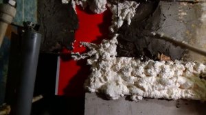 Запенил огромную дыру в стене, монтажной пеной.