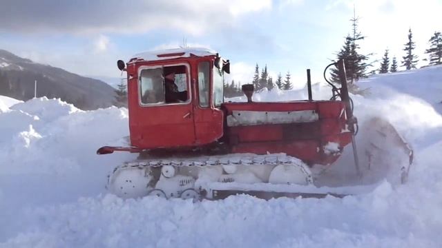 Драгобрат - трактор чистит дорогу после метели, оцените размеры сугробов смотреть онлайн