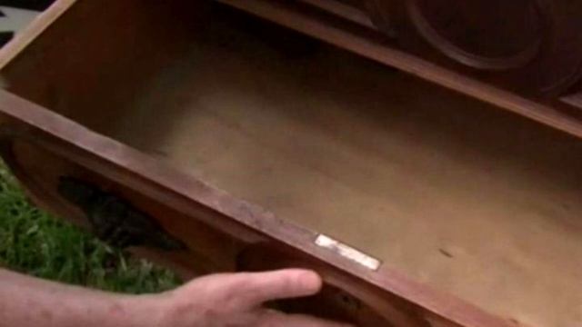 Мужчина купил комод, а после нашёл потайной ящик. От увиденного челюсть отвисла! смотреть онлайн