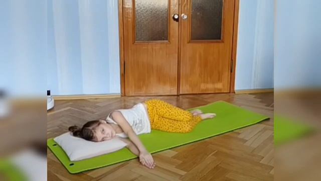 Улучшение подвижности позвоночника. Пилатес для детей. Урок 2 смотреть онлайн