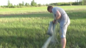 Заброс кастинговой сети с двух рук