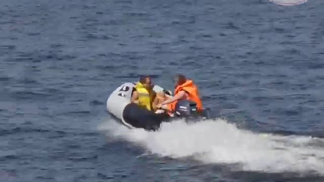 Вейв Лайн 390 - на борту два человека смотреть онлайн