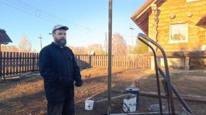 Работа дедовским методом вручную. Успел залить столбы под навес, пока была последняя тёплая погода