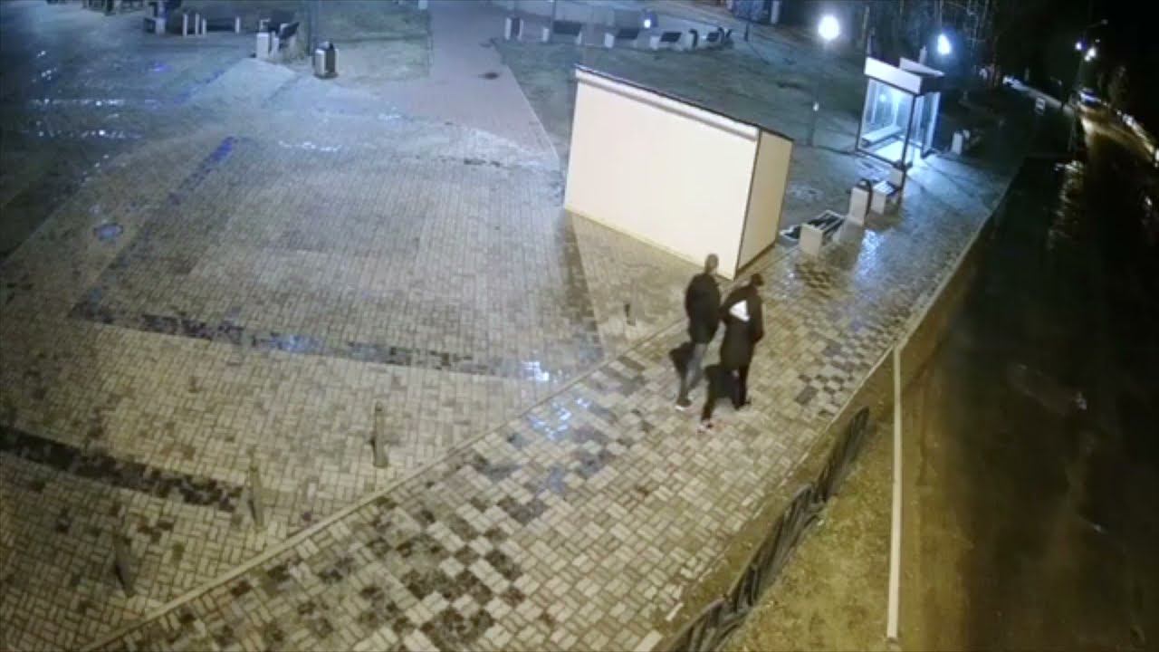 Вандалы разбили стекло на остановке смотреть онлайн