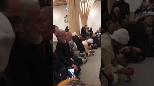 Президент Турции Таип Эрдоган читает священный Коран в мечети смотреть онлайн