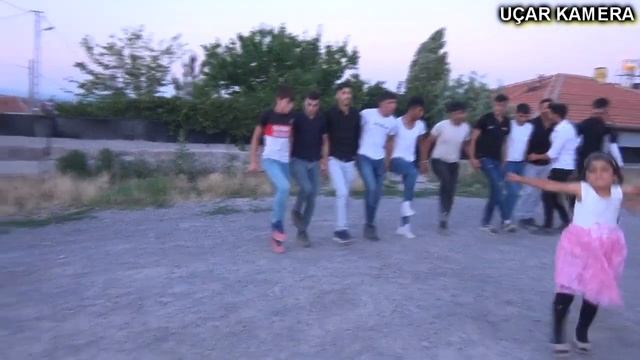 KÜÇÜK ÇOCUKTAN EFSANE HALAY