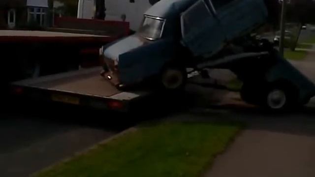 Classic Car Austin Cambridge Breaks in Half - video 2 of 2 смотреть онлайн
