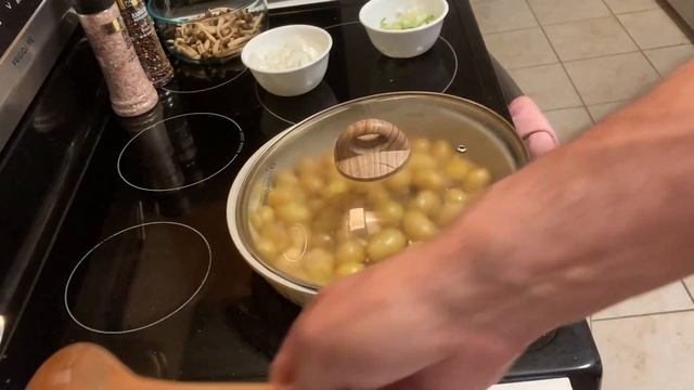 Молодой картофель, жареный с грибами. Отличный рецепт. смотреть онлайн