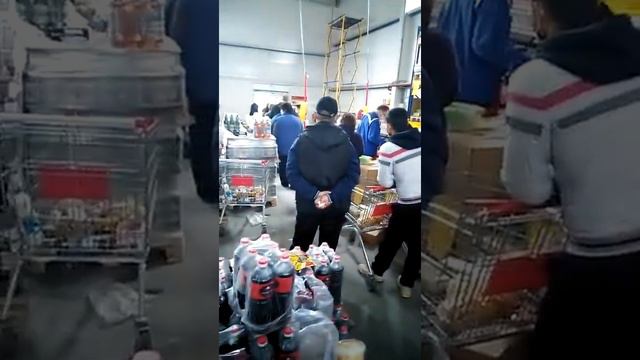 Почему полицейские не штрафуют тех, кто приходит в магазин без маски и перчаток?