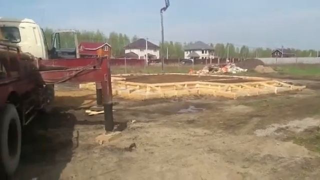 Заливка фундамента автобетононасосом 26 метров. Часть 1 смотреть онлайн