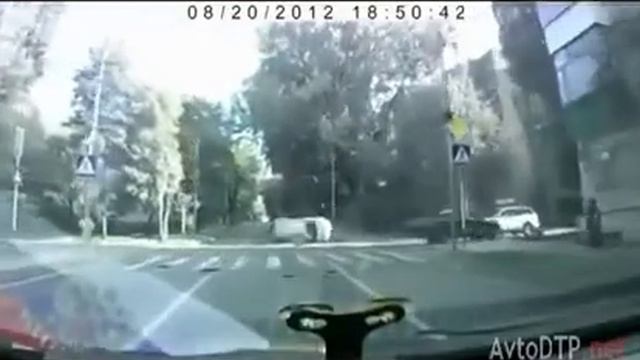 Бабы за рулем 169 ТП на внедорожнике таранит с переворотом Ладу Калину Жесть смотреть онлайн