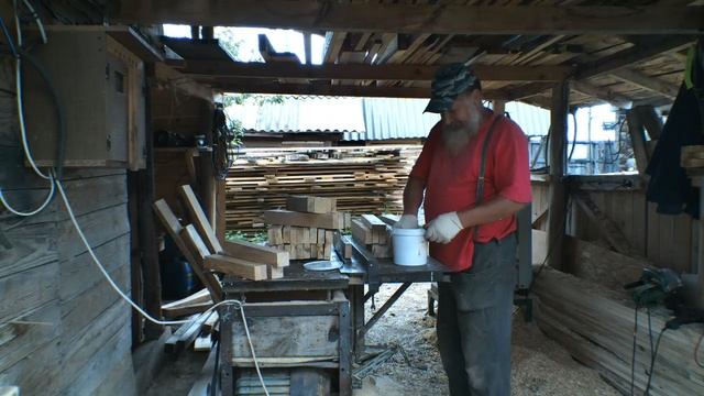 Все про табуретки... как сделать табурет с начала до конца своими руками. Фильм первый. Клею ножки.