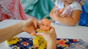 ✿Дочки -Матери с пупсами. Пупсы Близнецы какают и кушают кашу.Игры для девочек