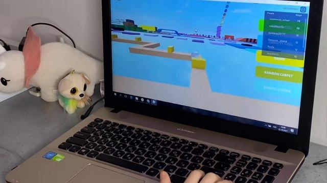 играю в роблокс ?(только учись играть на ноуте так-как только вчера скачала) смотреть онлайн