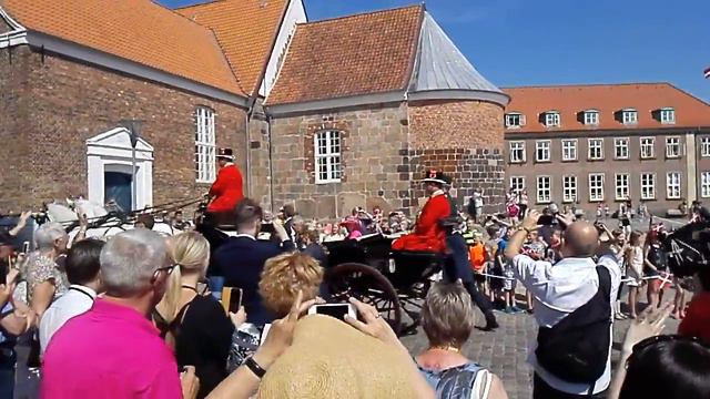 Королева Дании Mаргрете 2 с визитом в маленькой деревне смотреть онлайн
