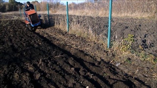 Пашем второй огород МТ4х4 и всей техникой и грядка под чеснок. 11.10.21. смотреть онлайн