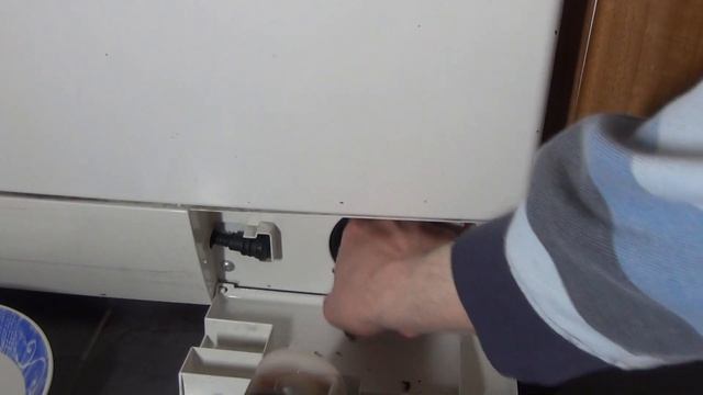 How to Tip #40 : Clean out your pump filter and coin trap on a Siemens Serie IQ Washing Machine. смотреть онлайн