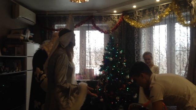 Дед Мороз и Снегурочка поздравляют детей дома. Дед Мороз и Снегурочка в гостях у Влада и Леры. смотреть онлайн