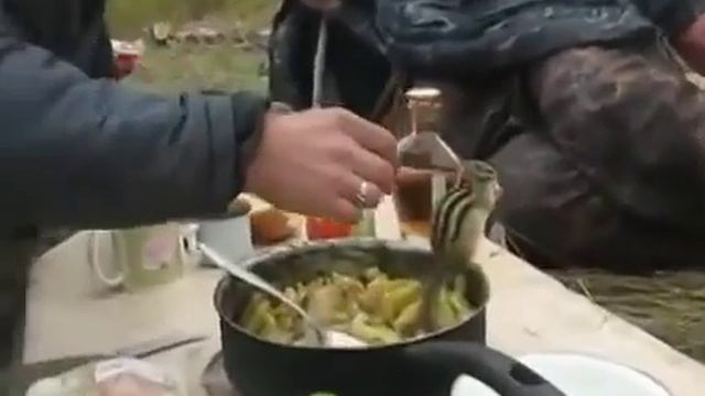 Бурундук кушает картошку с мужиками! смотреть онлайн
