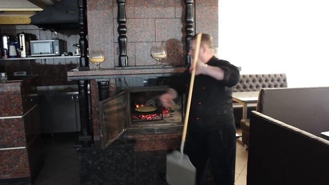 Пицца из морепродуктов в дровяной печи смотреть онлайн