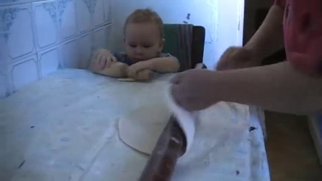 тесто раскатывает Далия, приходите на манты! смотреть онлайн