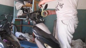 Установка тросика, заднего тормоза скутера.