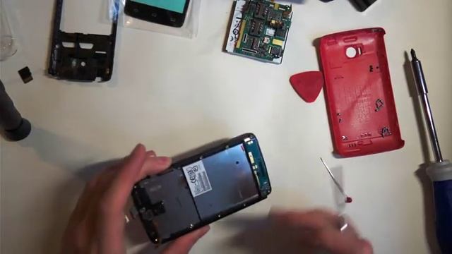 Замена тачскрина Philips Xenium W732, часть II - разборка смотреть онлайн