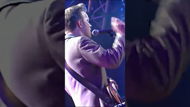 Edwyn performing 'A Girl Like You' back in 1995 on Pennis Pops Out смотреть онлайн