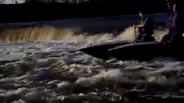Опробование нового катамарана на ГЭС (вид снизу) смотреть онлайн