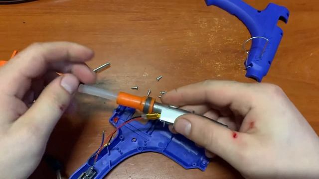 Что там внутри (клеевой пистолет) смотреть онлайн