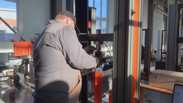 Приспособление для определения прочности сдвига образца при поперечном изгибе ГОСТ 32603 смотреть онлайн