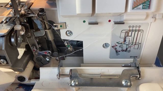 Ошибки при заправке оверлока. Рвет нить нижнего петлителя. Путает строчку.