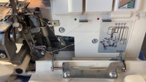 Ошибки при заправке оверлока. Рвет нить нижнего петлителя. Путает строчку.