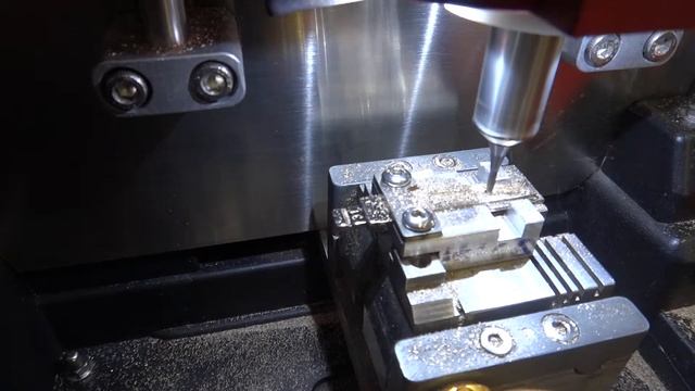 Нарезка лезвия ключа для VW (Silca HU66) на автоматическом станке X6V8 смотреть онлайн