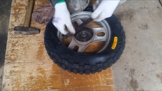 Замена шины на мопеде , скутере! смотреть онлайн