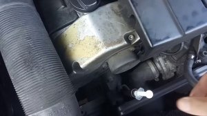 как открыть крышку масло заливной горловины