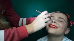 СЕСТРА ДЕЛАЕТ МАКИЯЖ МЛАДШЕМУ БРАТУ l МАКИЯЖ ЧЕЛЛЕНДЖ l MAKE UP CHALLENGE