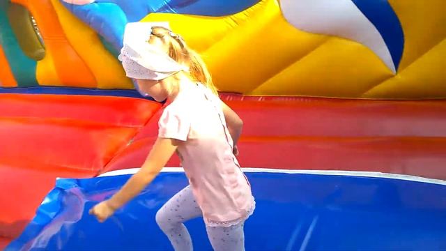? БОЛЬШОЙ БАТУТ ? Детская площадка: надувная горка, батут, прыжки на батуте ? смотреть онлайн