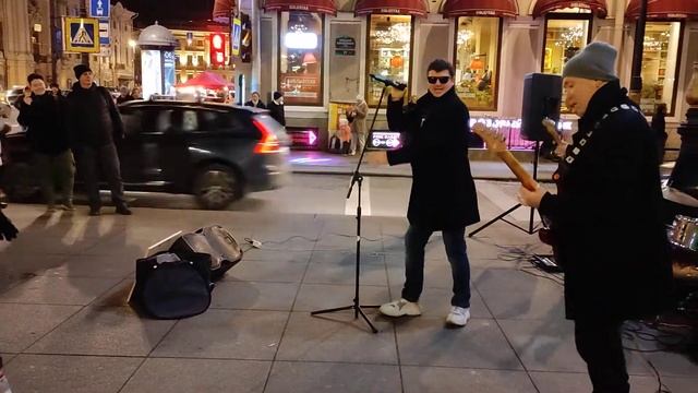 Группа "Висконти" выступает на Невском проспекте в Санкт-Петербурге... смотреть онлайн