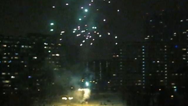 Продолжения праздника - Салют над Сев.Чертаново смотреть онлайн