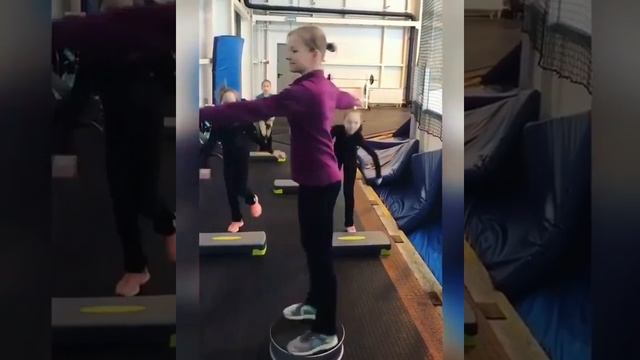 Развиваем вестибулярный аппарат на тренажере "ONLYWIN" в Академии Фигурного Катания ПРОГРЕСС смотреть онлайн