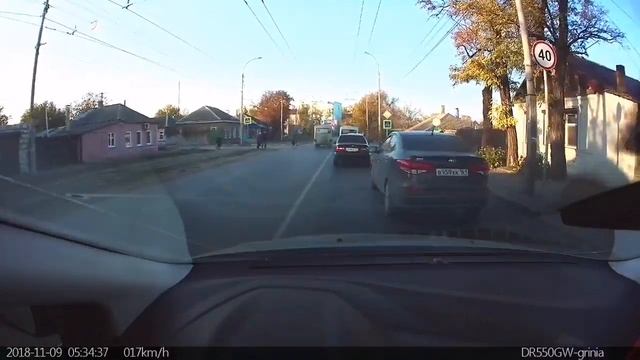 Водитель маршрутки нарушает ПДД в Таганроге смотреть онлайн